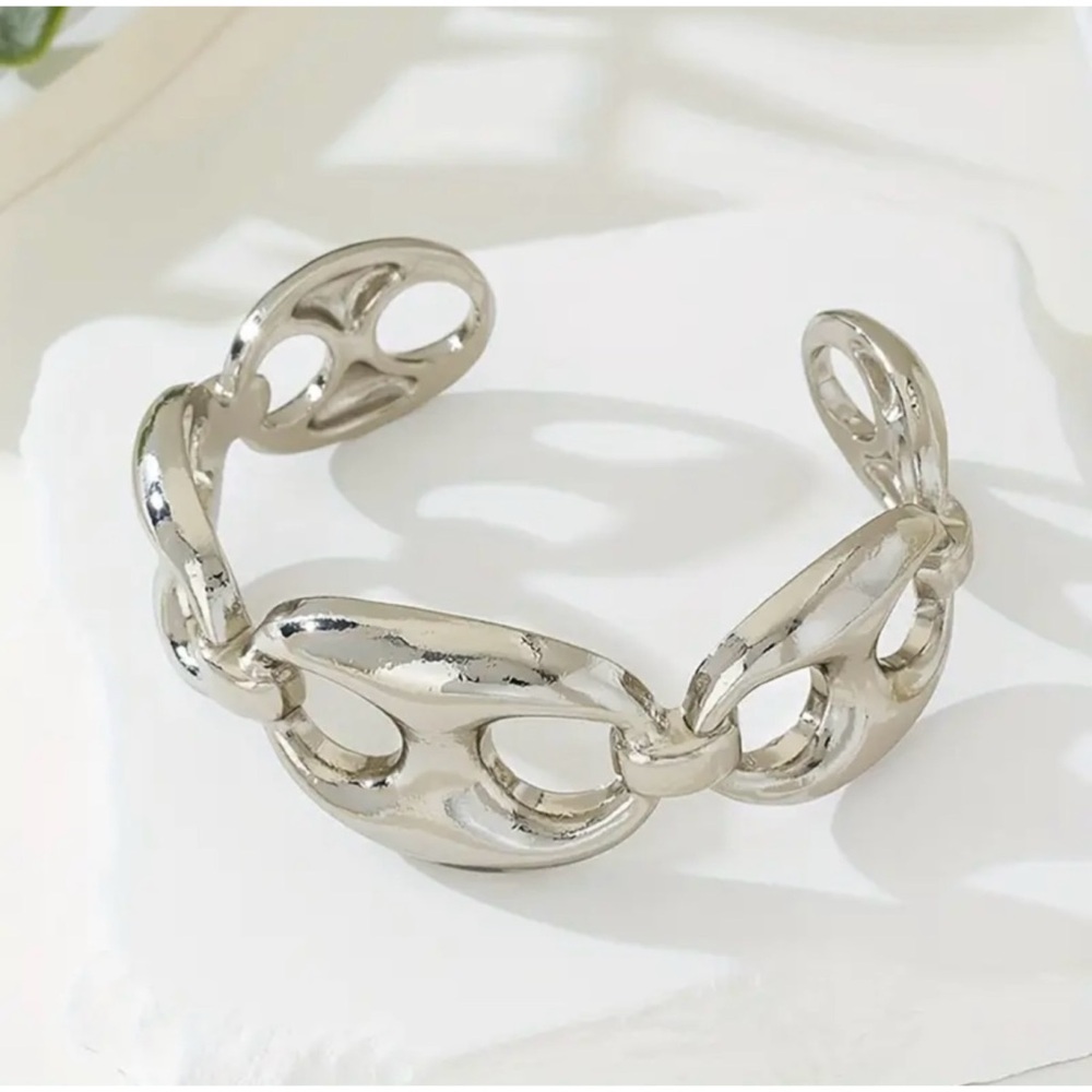 NEW! Lux Silver Tone Large Circle Style Beautiful Cuff Bracelet!